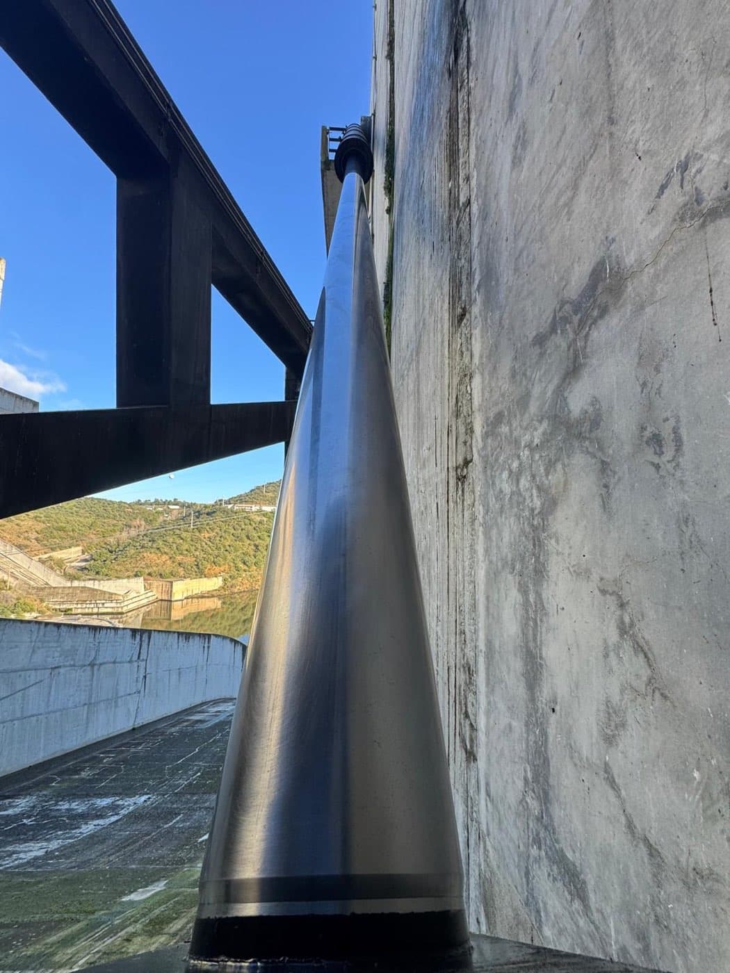 Conduta metálica de descarga da barragem, junto ao paramento de betão.