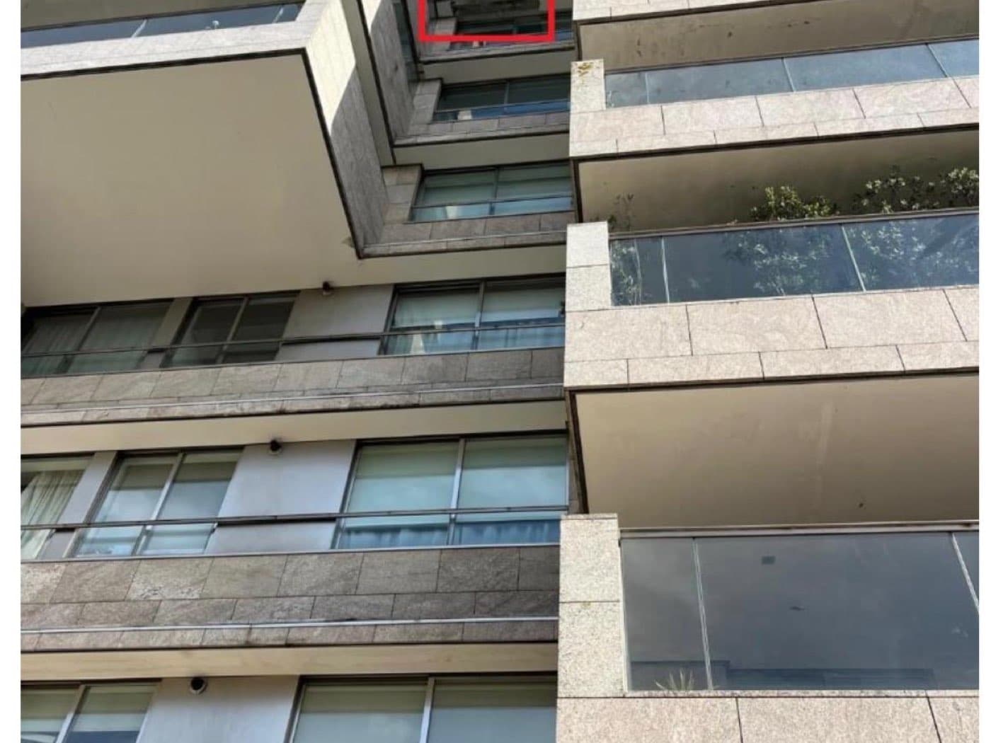 Registo fotográfico de inspeção de fachada no Porto, com a anomalia assinalada na imagem.