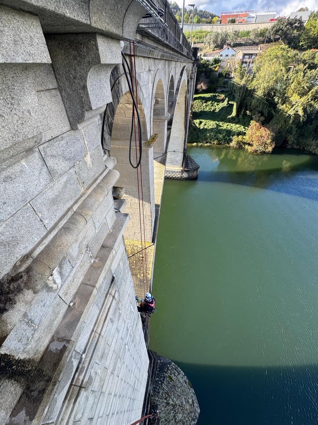 Alinhamento da ponte sobre o rio Douro durante os trabalhos, com corda instalada no paramento.