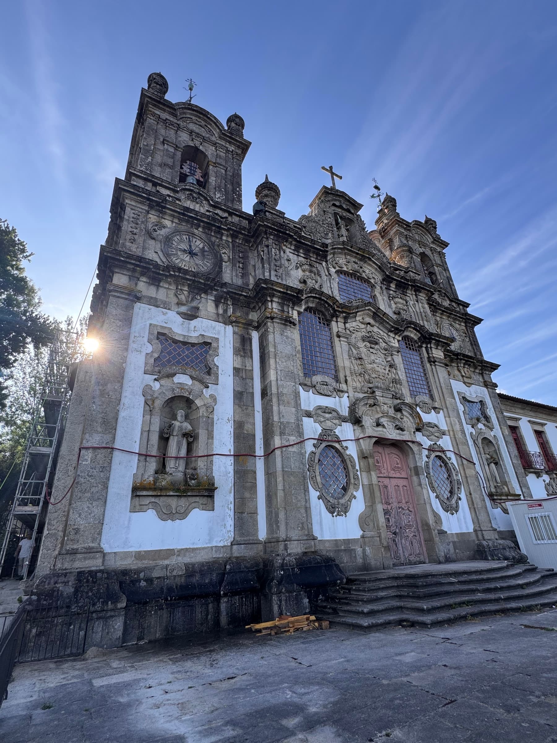 Fachada barroca em granito da Igreja de Santa Maria da Costa, em Guimarães, reabilitada por acesso por cordas.