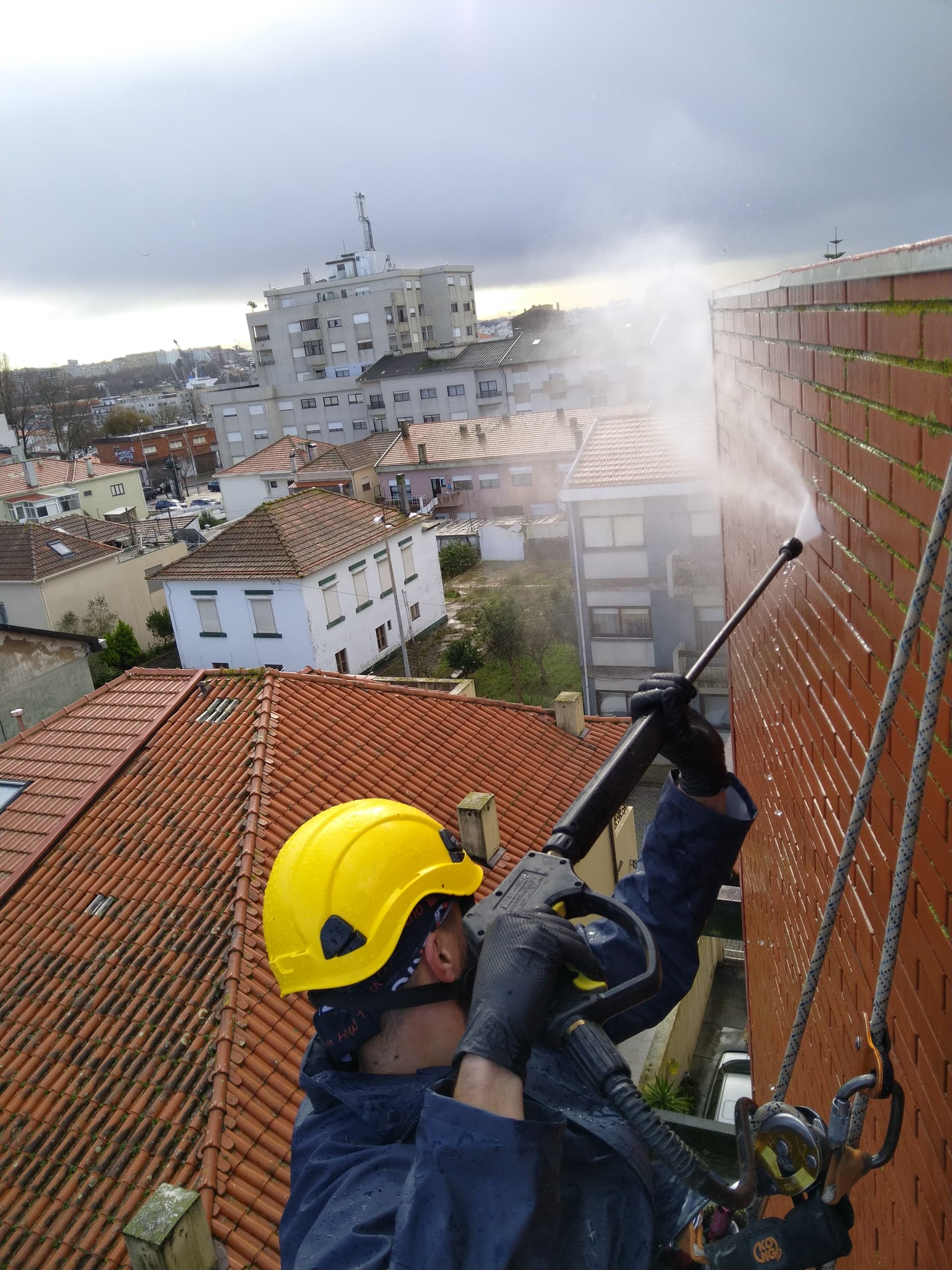Lavagem de fachada em altura, por acesso por cordas.