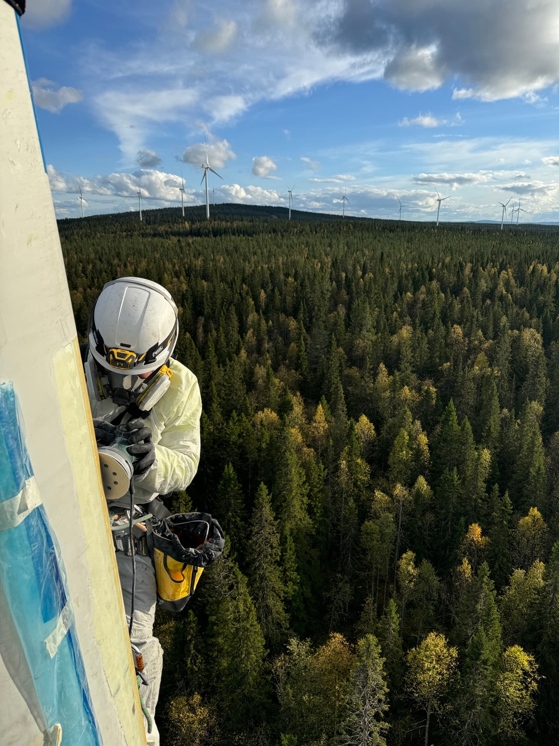Técnico em acesso por cordas numa fachada de pedra.