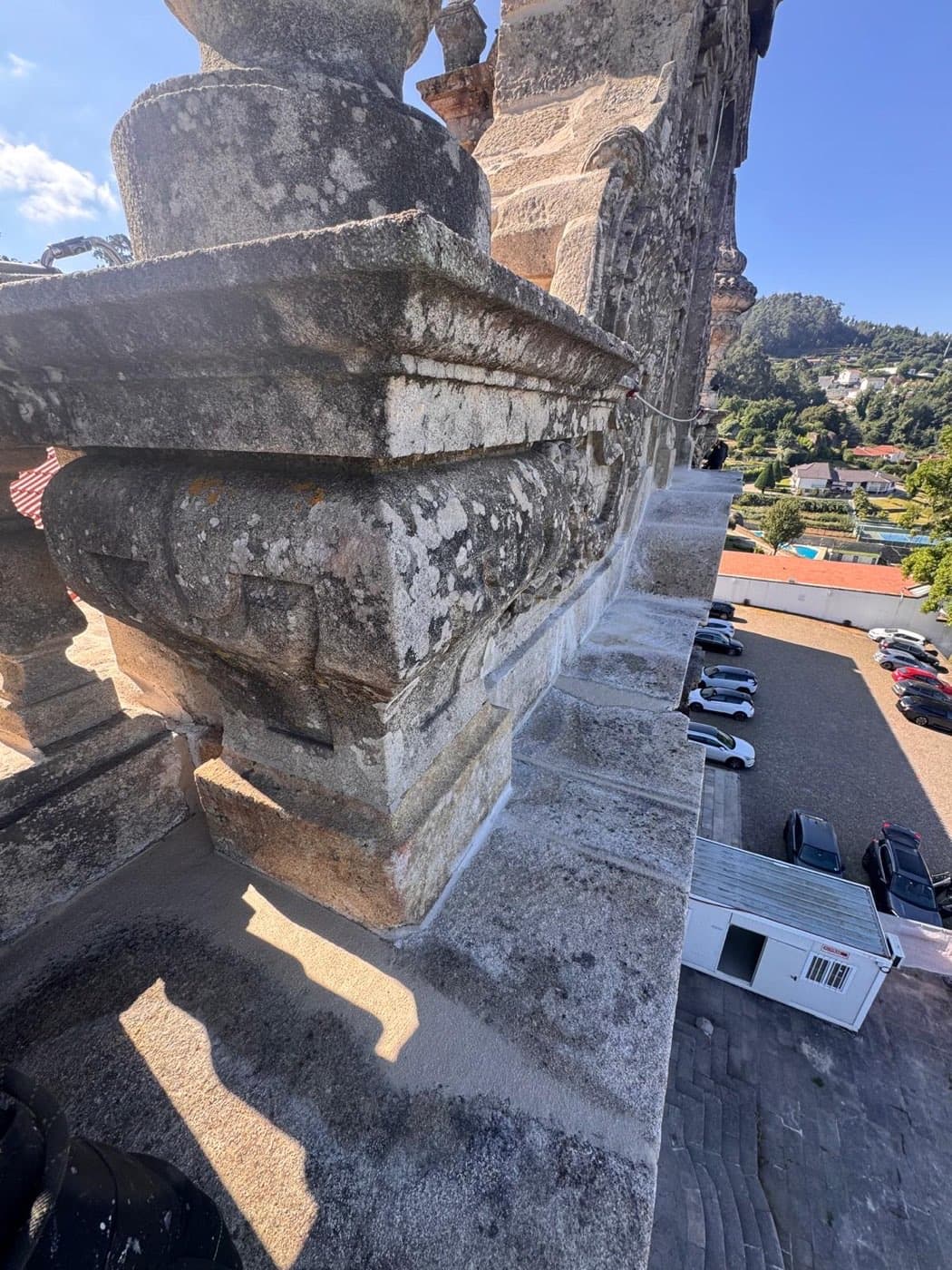 Detalhe da cantaria da igreja com colonização biológica e juntas abertas, antes da reabilitação.